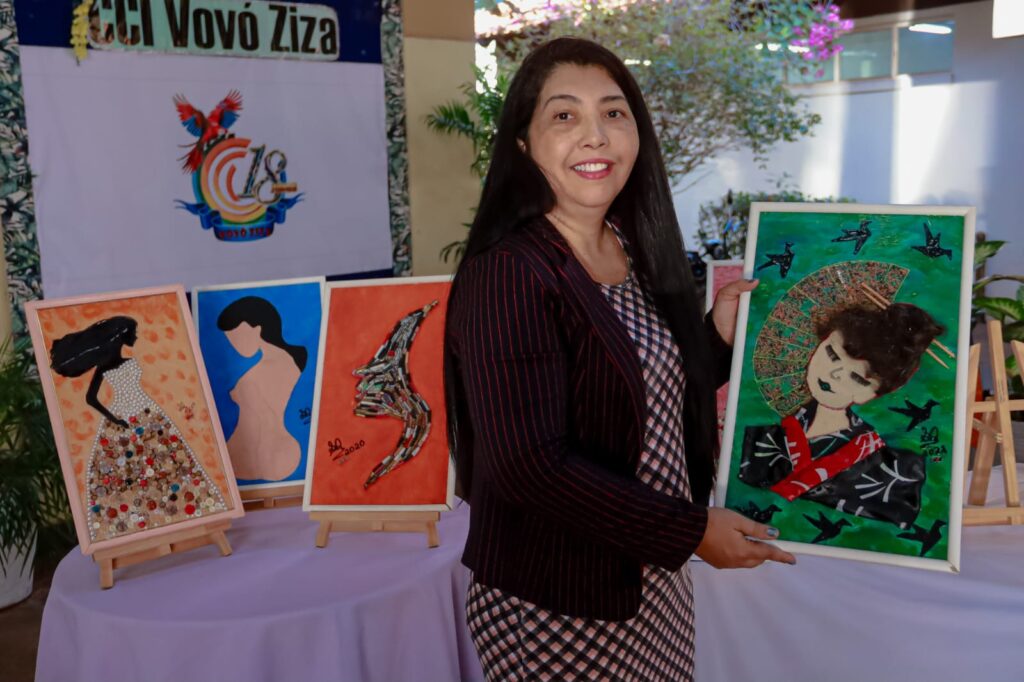 A artesã Sônia Aparecida Queiroz também participa do evento e expõe suas obras sensoriais durante a conferência.