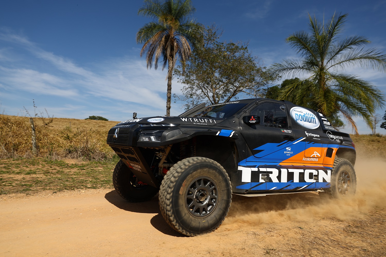 Guiga Spinelli, pentacampeão do Rally dos Sertões, posa ao lado de sua Triton Ultimate Racing. A dupla com Youssef Haddad está de volta em 2025 para buscar mais um título.