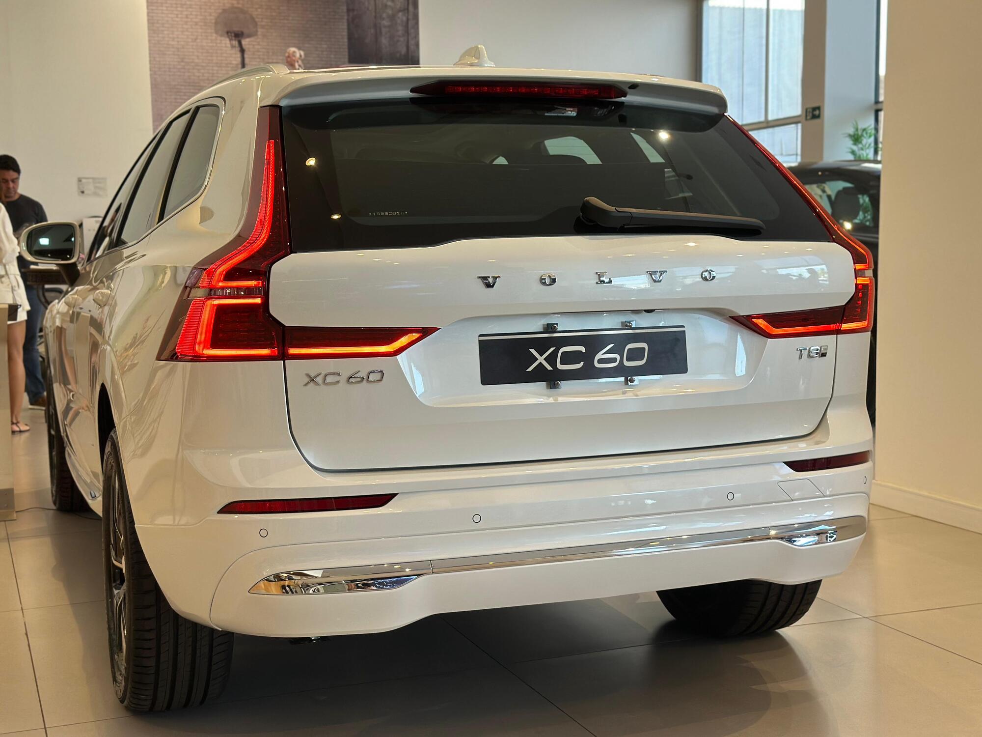 Traseira do novo Volvo XC60 exibido na concessionária Enzo Volvo, em Campo Grande (MS). Modelo 2026 também foi lançado em Dourados no último sábado (26).