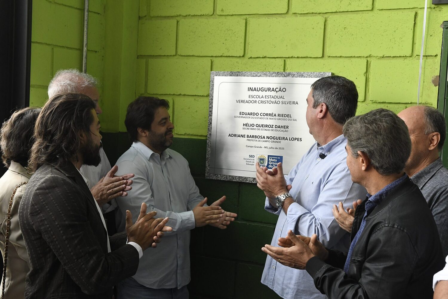Momento de descerramento da placa que oficializa a inauguração da escola em homenagem ao ex-vereador Cristóvão Silveira.