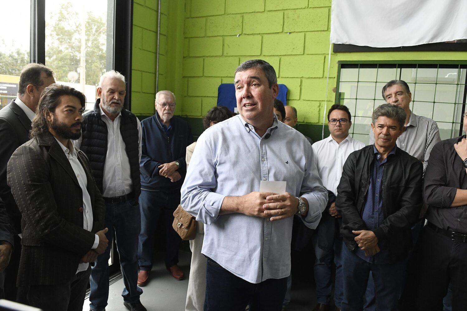 Governador Eduardo Riedel durante discurso na inauguração da Escola Estadual Vereador Cristóvão Silveira, no Jardim Noroeste, em Campo Grande.