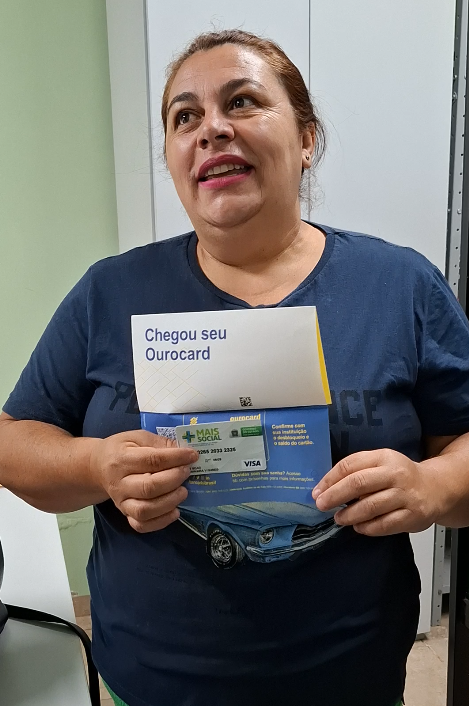Jocimara com o cartão do Mais Social