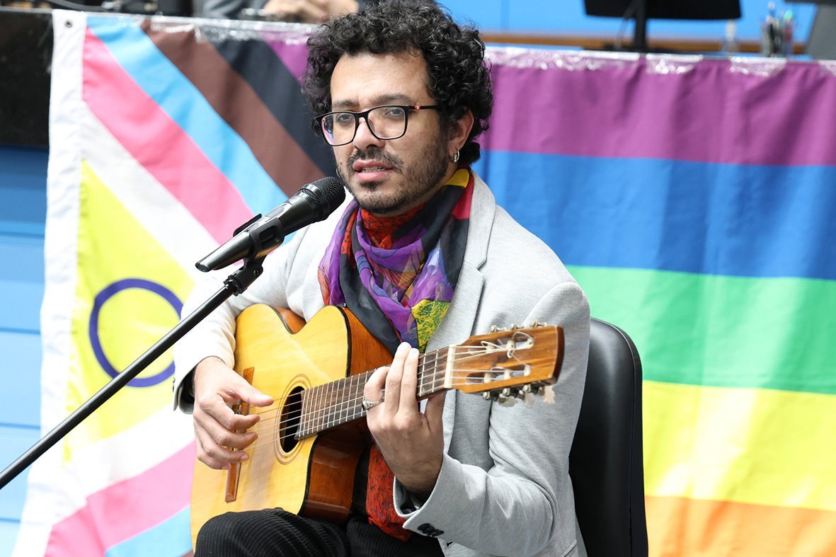 Multi artista Béget de Lucena em suas interpretações