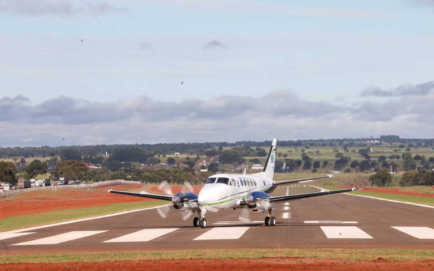 Aeronave pousa na pista recém-inaugurada do aeródromo de Inocência, em Mato Grosso do Sul, que recebeu investimento de R$ 19 milhões para fortalecer a aviação regional 