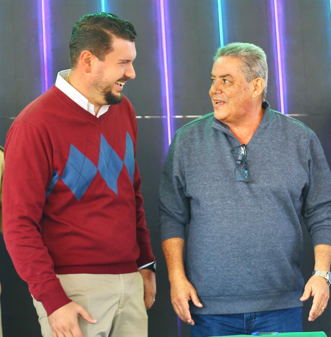 O prefeito de Nioaque, André Guimarães, ao lado de Marco Aurélio Santullo, presidente estadual do Progressistas (PP-MS), durante evento no município.