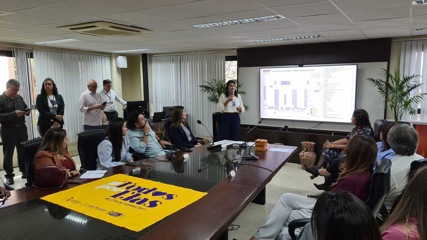 A analista técnica do Sistema Fiems e coordenadora do evento, Vanessa Farias, apresentou aos participantes da reunião o mapa dos estandes e explicou o funcionamento do projeto