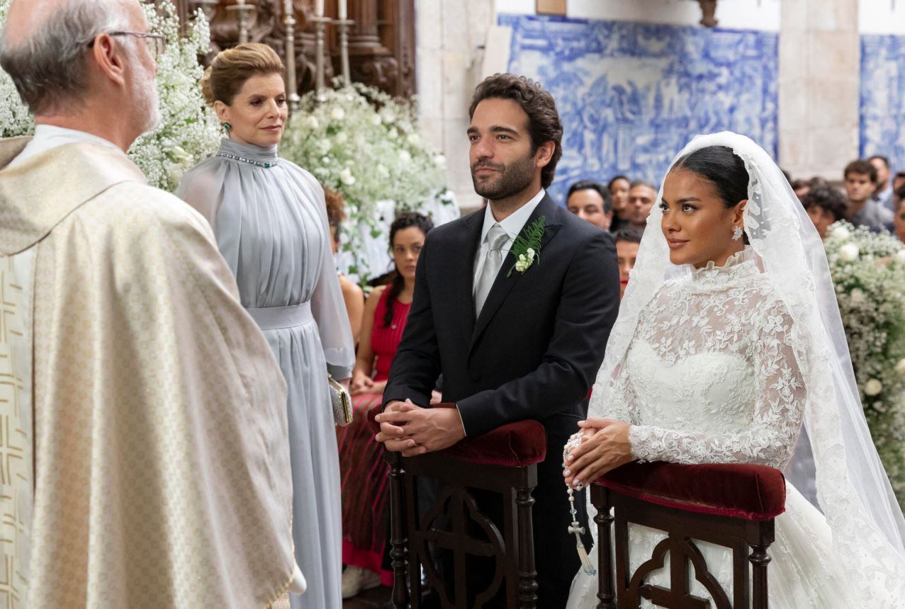 Fátima (Bella Campos) e Afonso (Humberto Carrão) no altar sob o olhar atento de dos convidados Foto: Manoella Mello/Divulgação/TV Globo