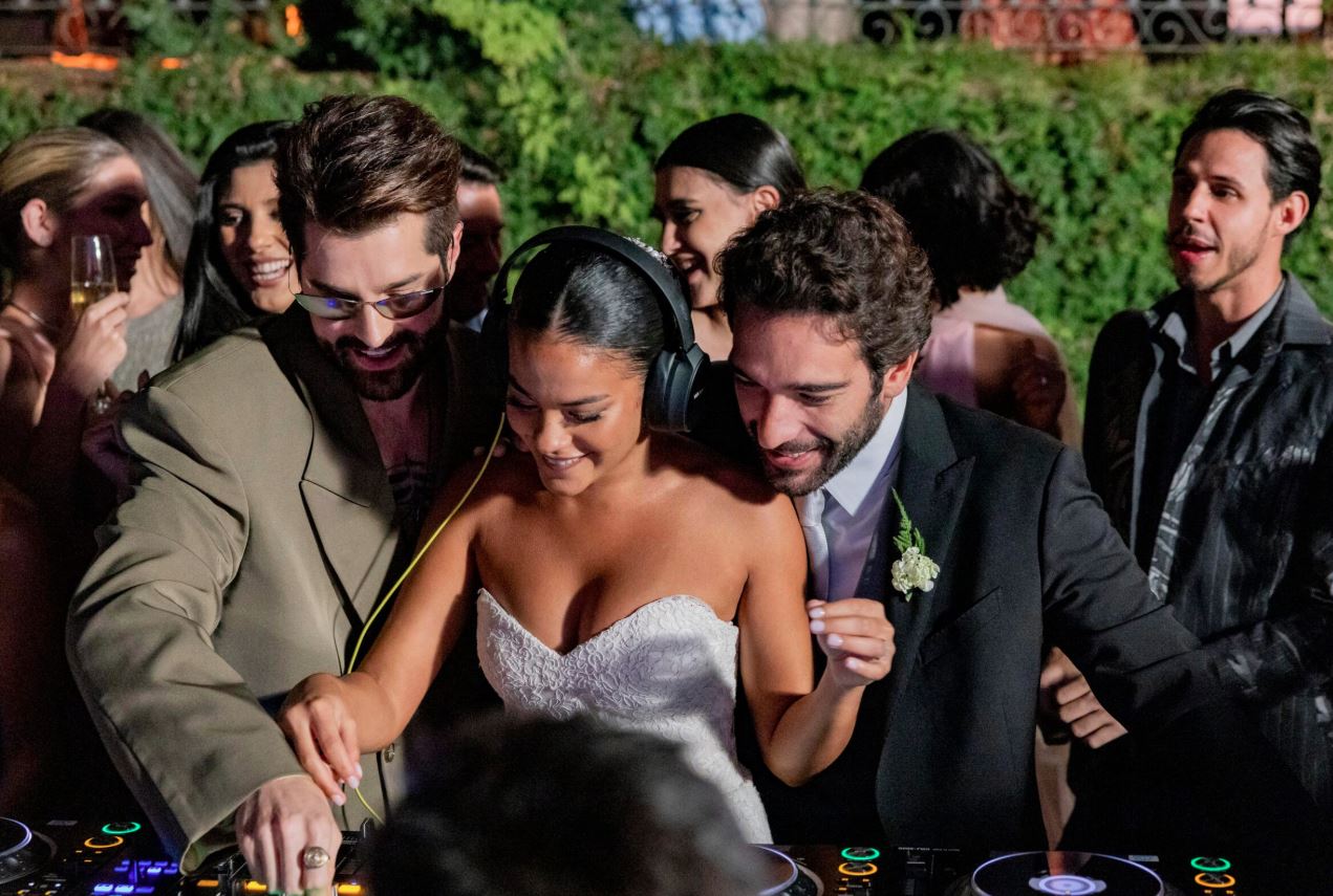 Fátima (Bella Campos) se arrisca a tocar com DJ Alok em sua festa de casamento Foto: Fabio Rocha/TVGlobo