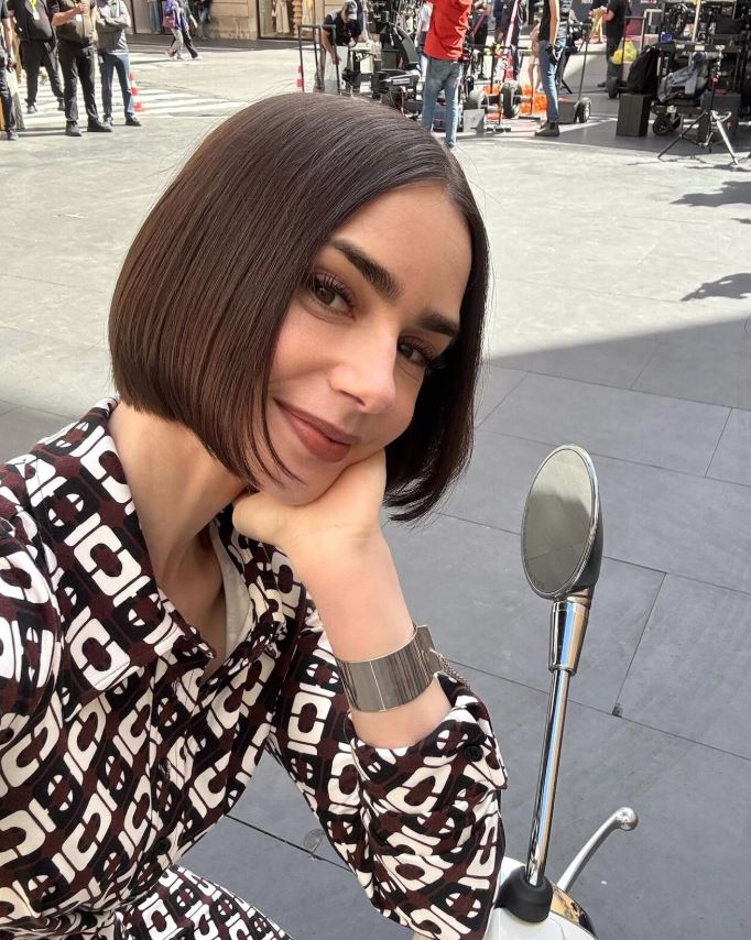 Lilly Collins, que interpreta a protagonista de 'Emily in Paris', sentada em uma vespa em imagem divulgada pela Netflix Foto: @netflix via Instagram