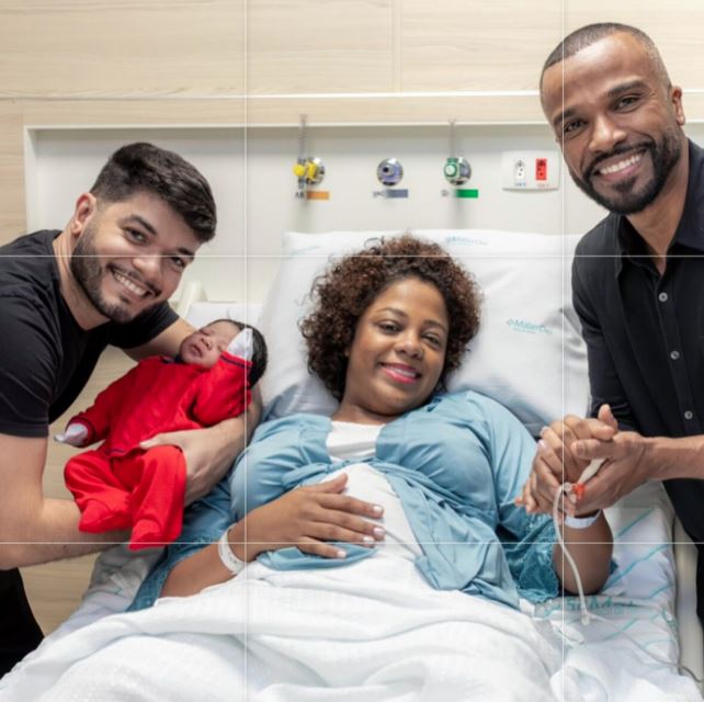 Alexandre Pires com sua filha, Carol Pires, o neto Ravi, e o genro Matheus Gomes