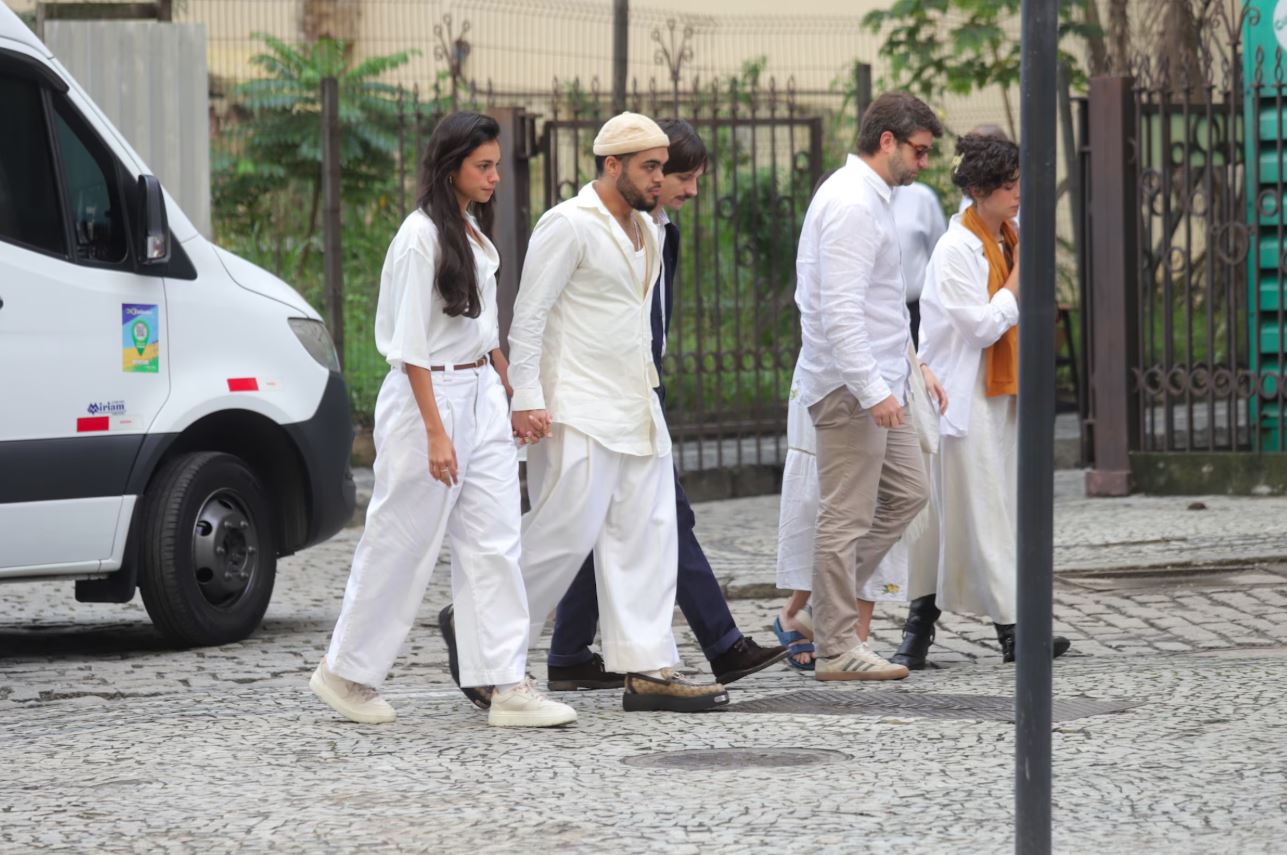 Alane Dias acompanha o namorado, Francisco Gil, no velório de Preta Gil, sua mãe 