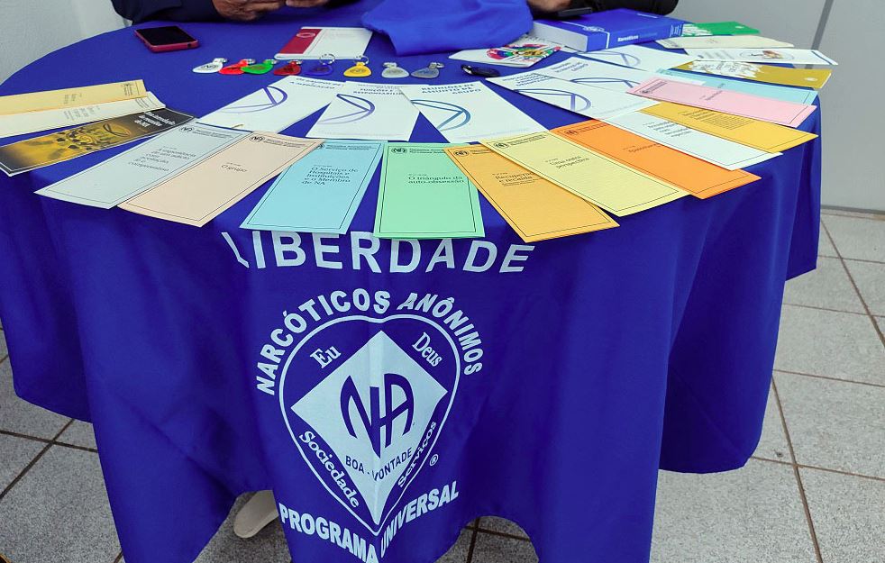 As reuniões são semanais, anônimas e voluntárias.