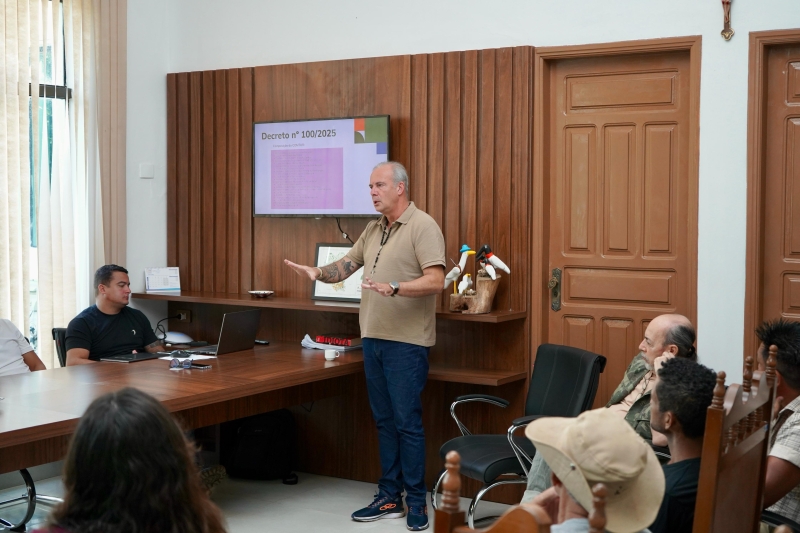Sidnei Varanis, consultor do Sebrae/MS, apresenta propostas durante reunião com conselheiros e gestores públicos em Nioaque, no sábado (12).