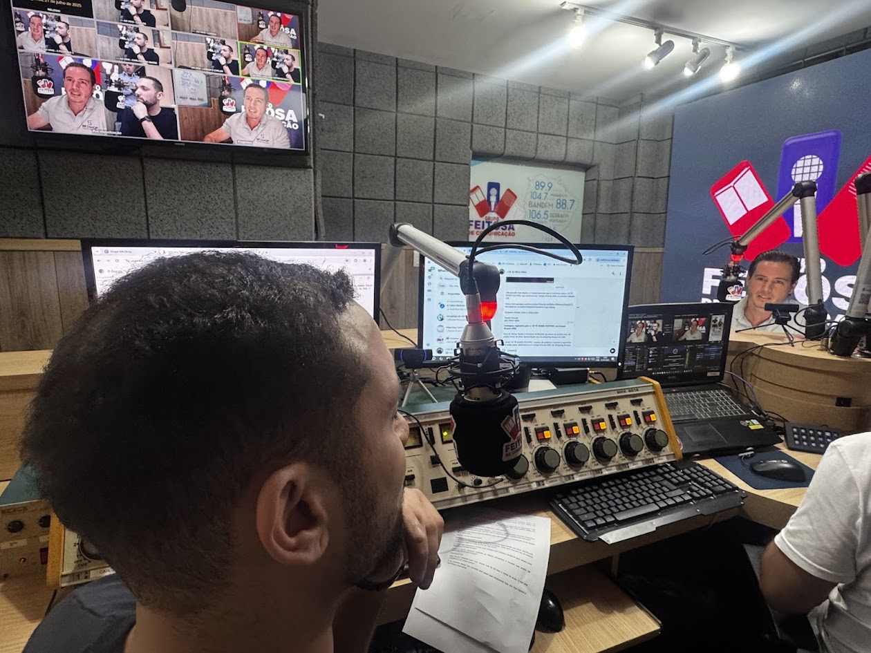 Daniel Bianchin durante entrevista ao vivo no estúdio do Grupo Feitosa de Comunicação, em Campo Grande (MS), onde falou sobre a expansão do Info Imóveis e os planos para o futuro do grupo Info Shop