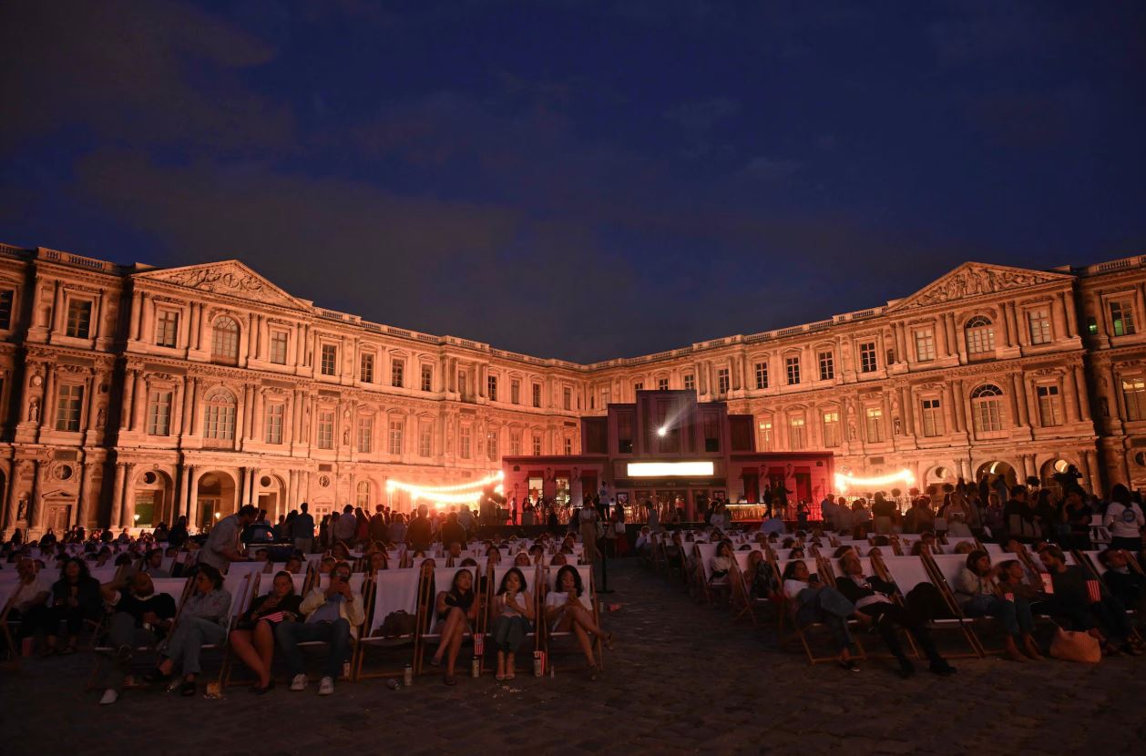 Público assiste a um filme no festival Cinéma Paradiso Louvre, em 2 de julho de 2025, em Paris, na França.