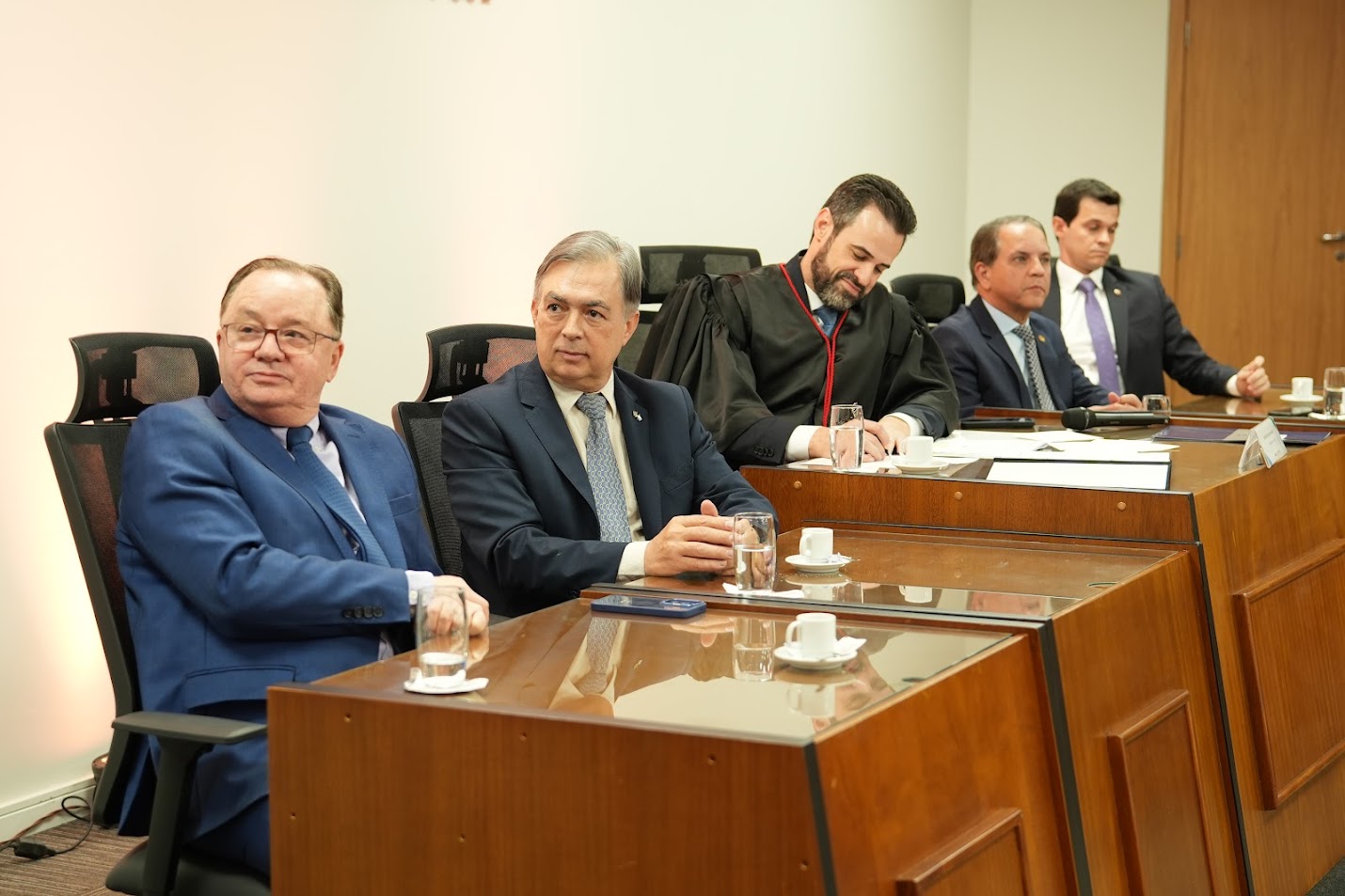 O presidente do TJMS, desembargador Dorival Pavan;  secretário estadual de Justiça e Segurança Pública, Antônio Carlos Videira; O procurador-geral de Justiça, Romão Ávila Junior o deputado estadual Coronel Davi, e o promotor de Justiça Fabrício Mingati