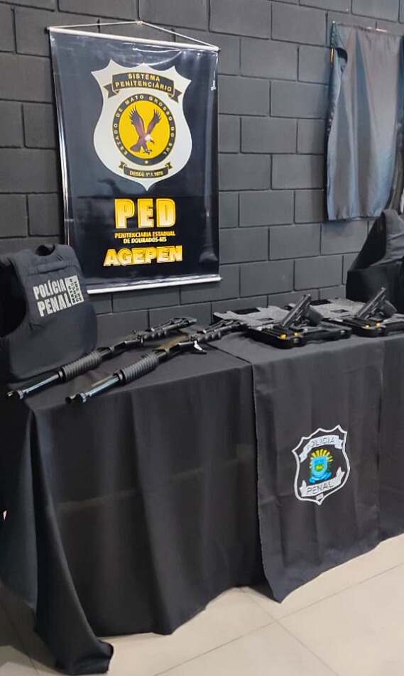 Entre os equipamentos entregues pela Agepen, destacam-se espingardas calibre 12 com munições de elastômero, pistolas Taurus TS9 calibre 9mm, coletes balísticos de proteção individual