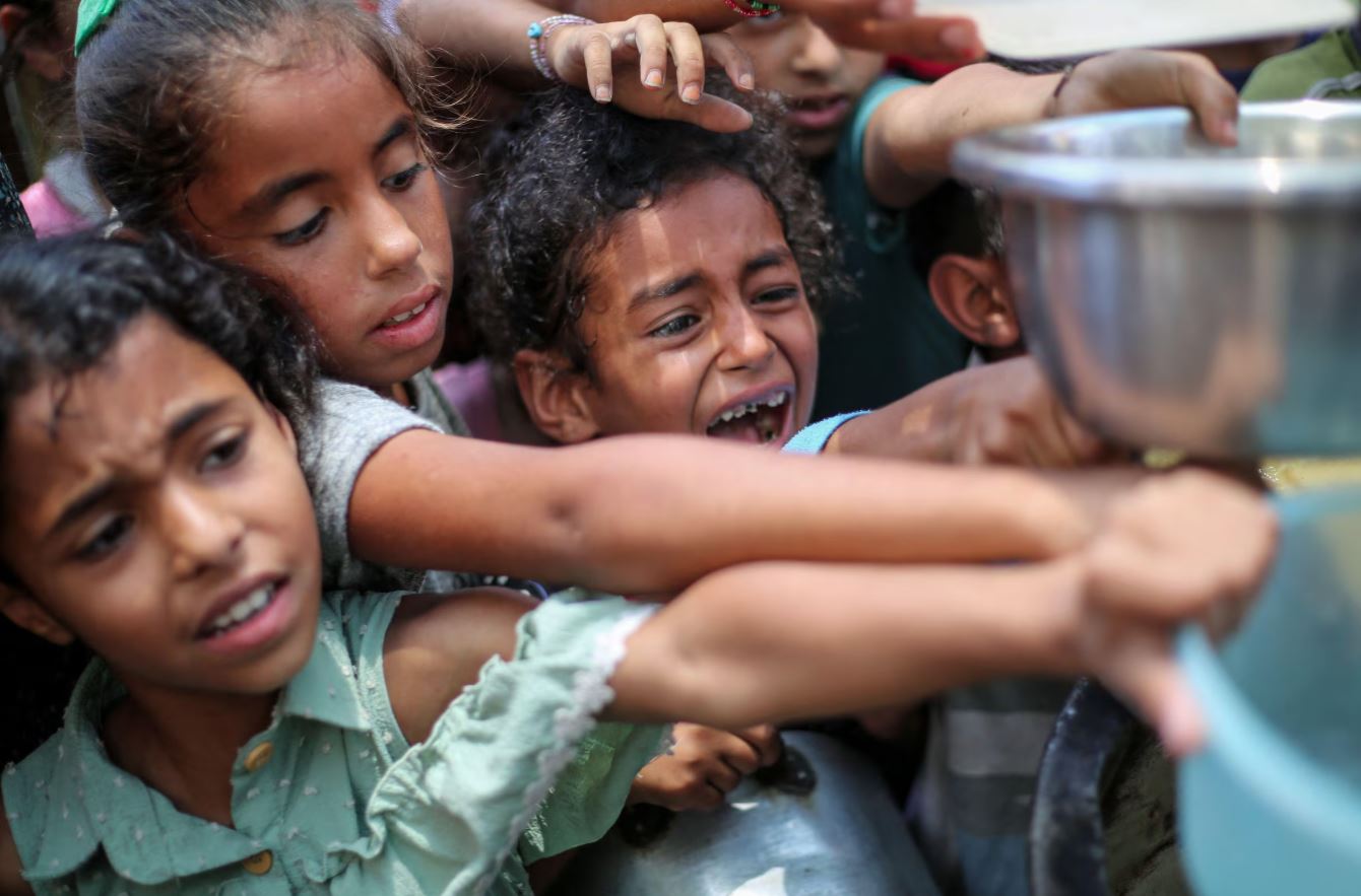Imagem do dia 30 de junho mostra crianças palestinas reunidas em um centro de distribuição de comida na Faixa de Gaza. Assassinatos se tornaram frequentes nestes locais, classificados como armadilha por entidades em defesa dos direitos humanos