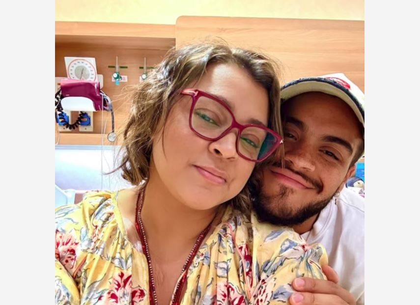 Preta Gil e seu filho, Francisco Gil, em um quarto no Hospital Sírio-Libanês, pouco antes dela passar por uma cirurgia, em dezembro de 2024