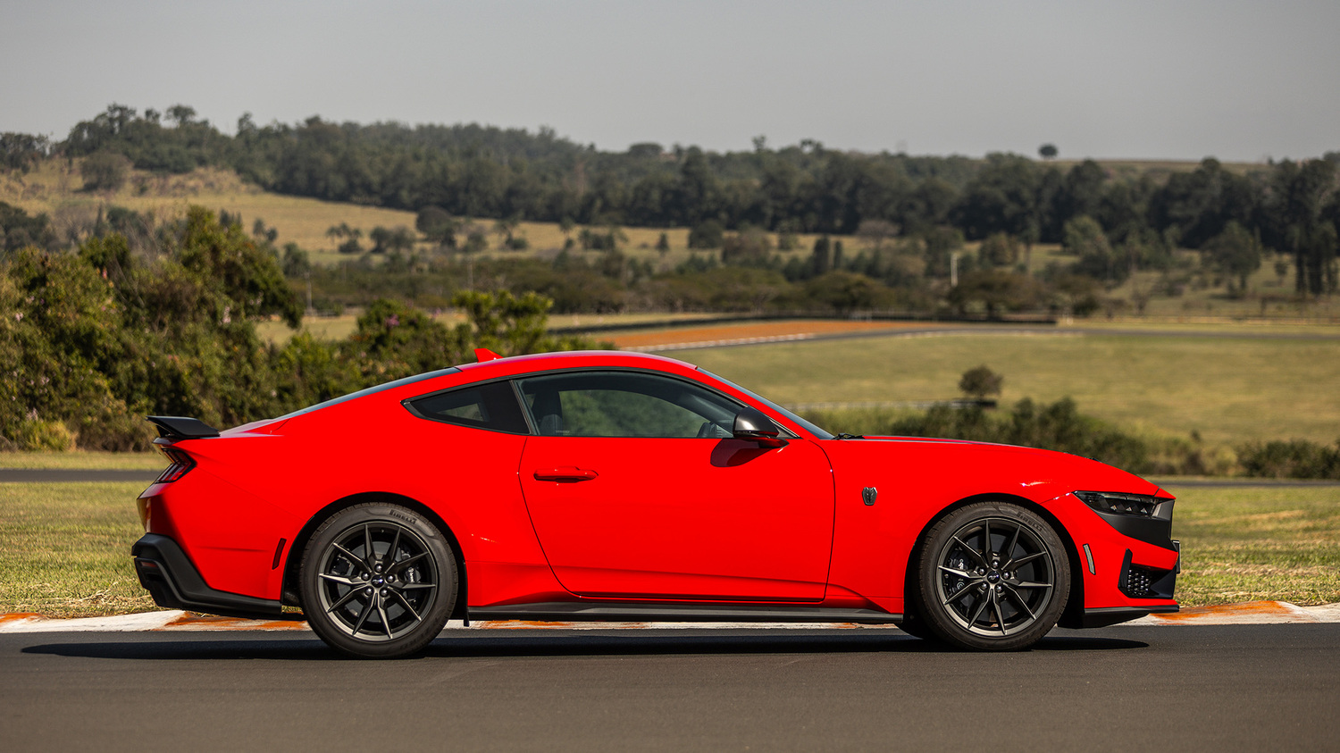 Perfil lateral do novo Mustang revela carroceria robusta e rodas esportivas.