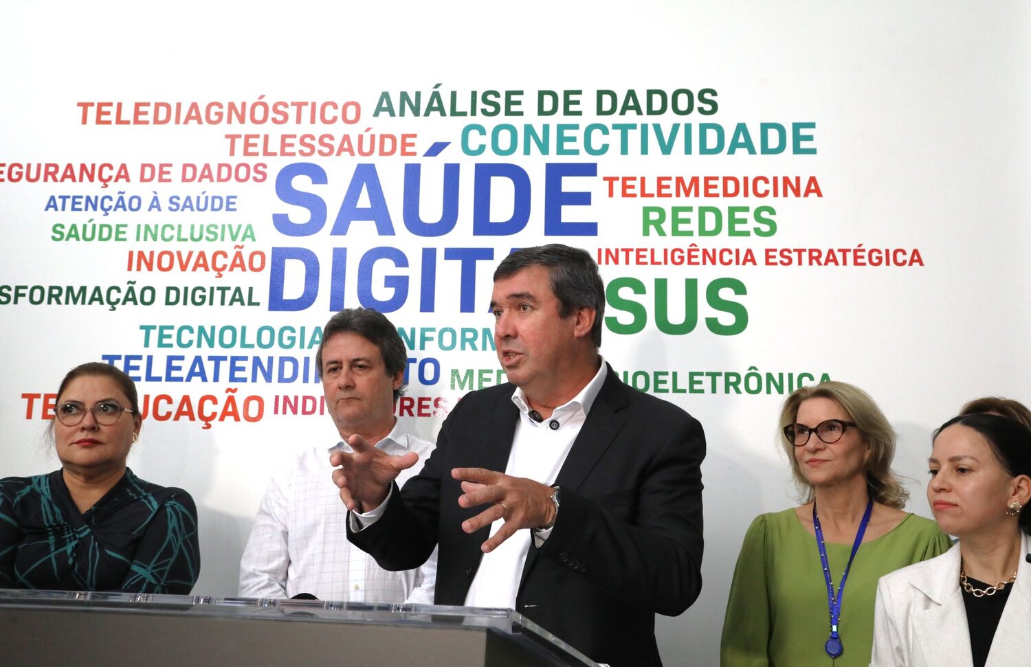 Governador conversa com profissionais e comemora avanços do atendimento online no Estado