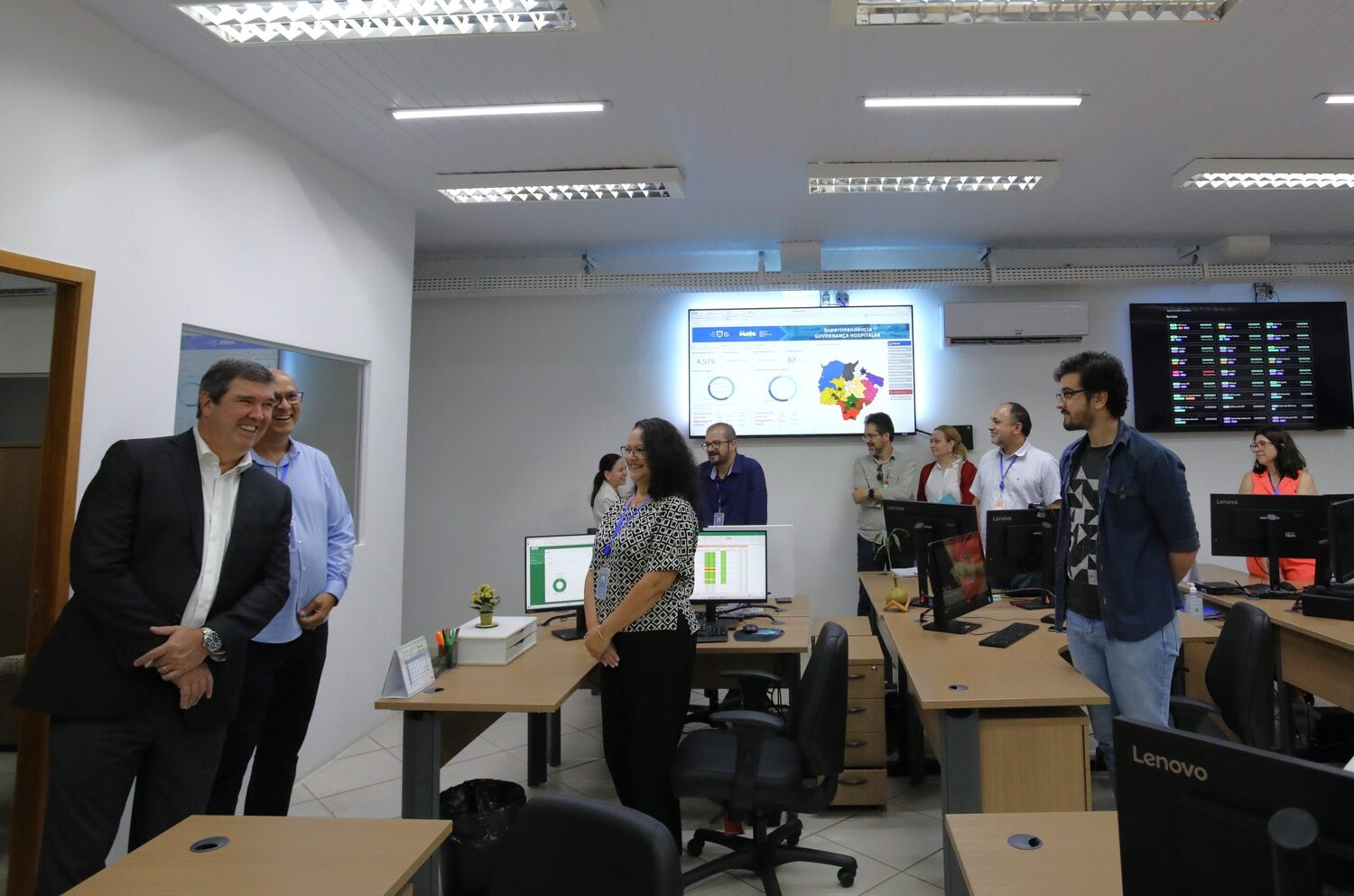 Profissionais da saúde digital recebem governador durante visita às novas instalações