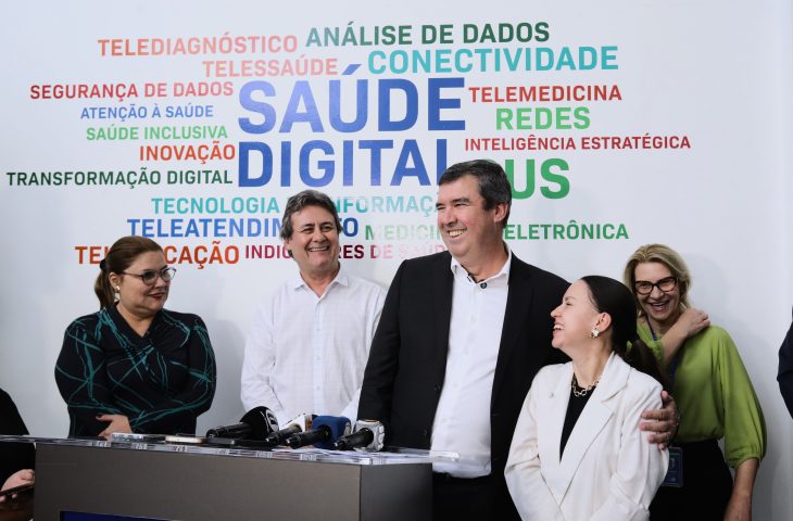 Riedel e equipe técnica celebram avanço digital que já atendeu mais de 188 mil pessoas em MS
