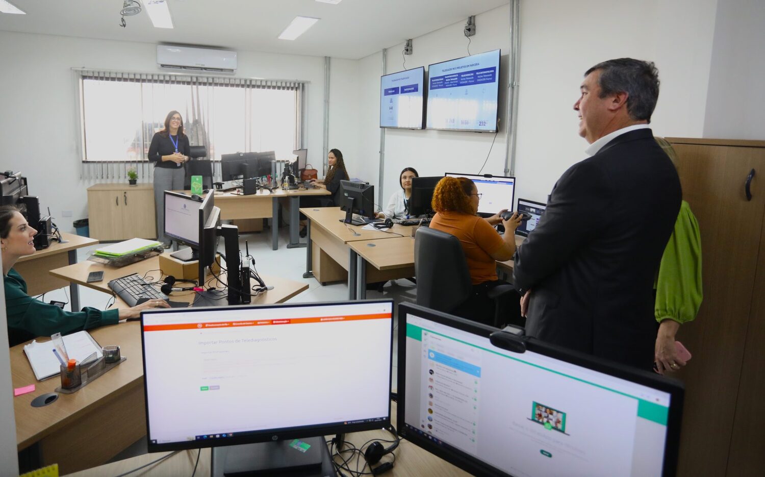 Governador conversa com profissionais e comemora avanços do atendimento online no Estado
