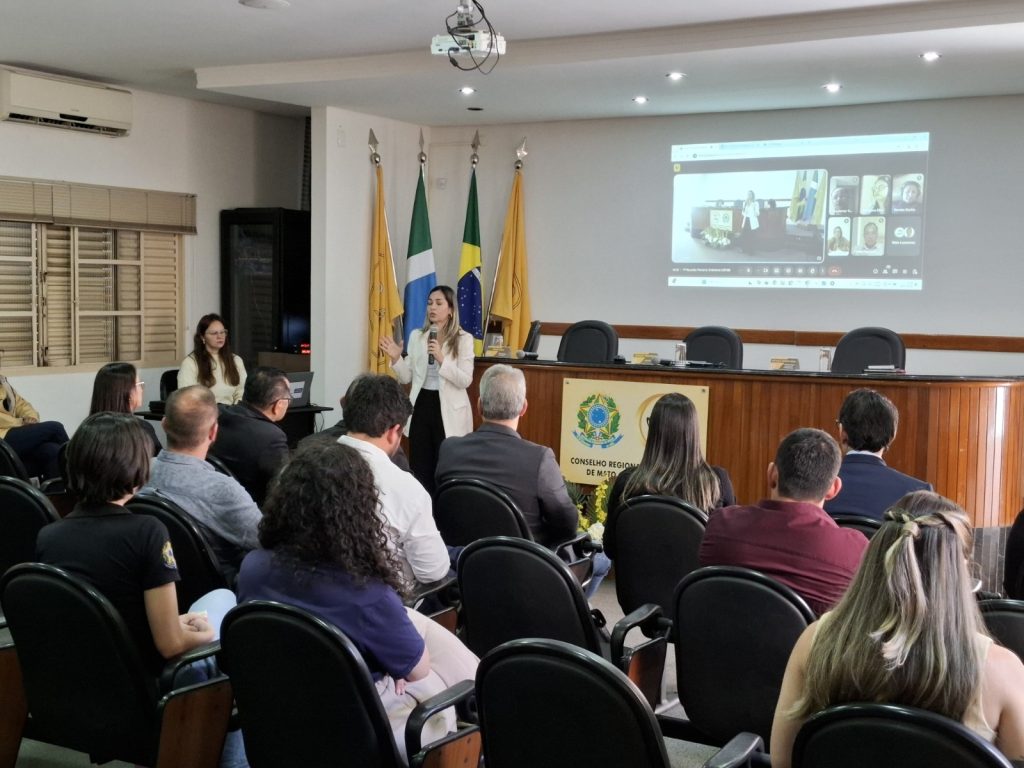 Camila Tarifa, diretora técnica da IFA fala durante reunião