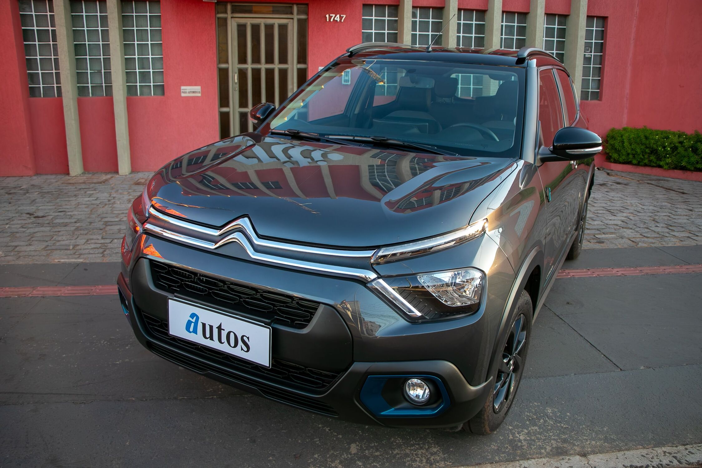 Na dianteira, o C3 YOU! traz a nova identidade visual da marca Citroën, com faróis afilados e grade cromada.