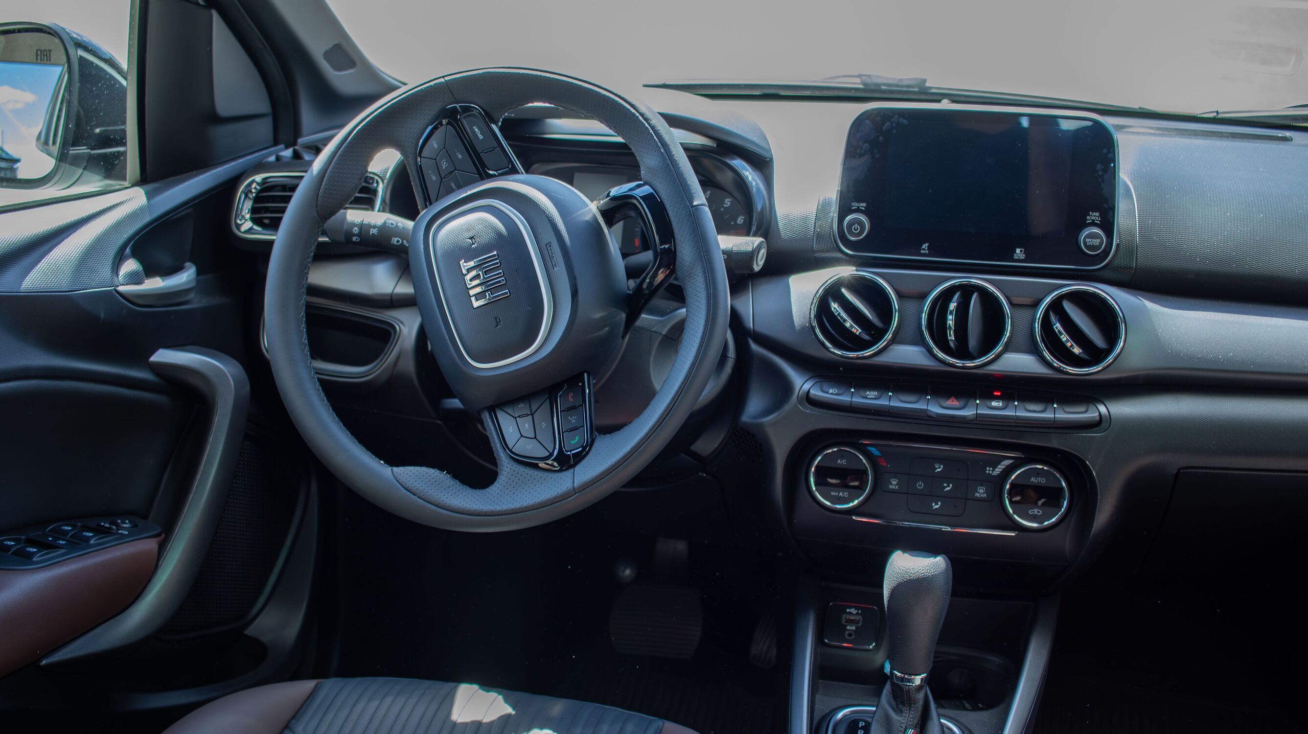 O Fiat Cronos Drive 1.3 AT 2026 é uma opção equilibrada para quem quer um sedã com motor maior e câmbio automático, bom espaço e equipamentos básicos para facilitar a vida.