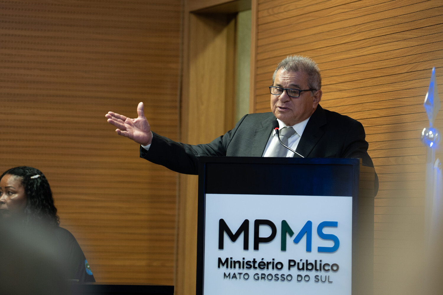 Wilson Vieira Loubet, pai de Luciano, presta homenagem emocionada durante a cerimônia no Ministério Público de Mato Grosso do Sul. Foto: Divulgação/Abrampa