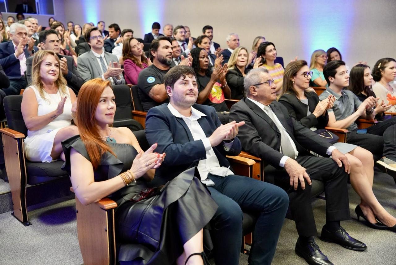 Público acompanha solenidade de posse da nova diretoria da Abrampa, com presença de autoridades, familiares e representantes da sociedade civil. Foto: Divulgação/Abrampa