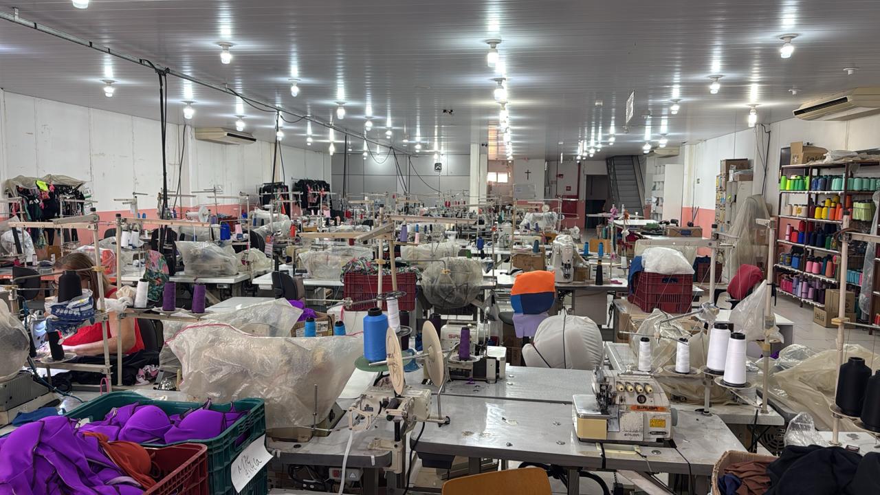 Empresa especializada na confecção de moda praia, fitness e ballet, tem fábrica em Campo Grande (Foto: Arquivo Kibela)