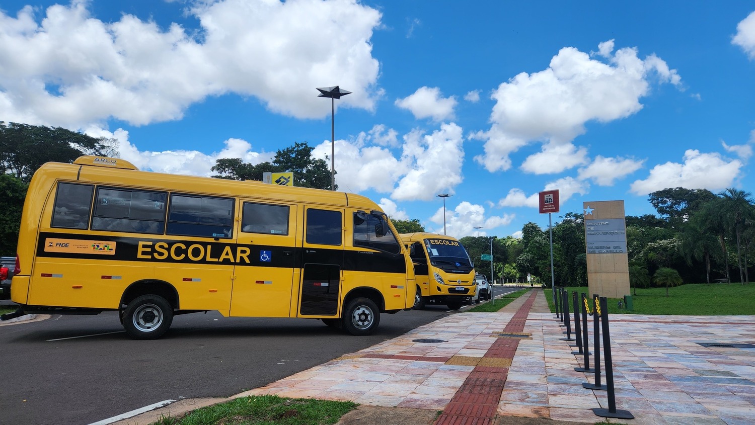 Frota de ônibus escolares entregue pelo Governo de Mato Grosso do Sul; veículos fazem parte do reforço no transporte de mais de 57 mil alunos da área rural