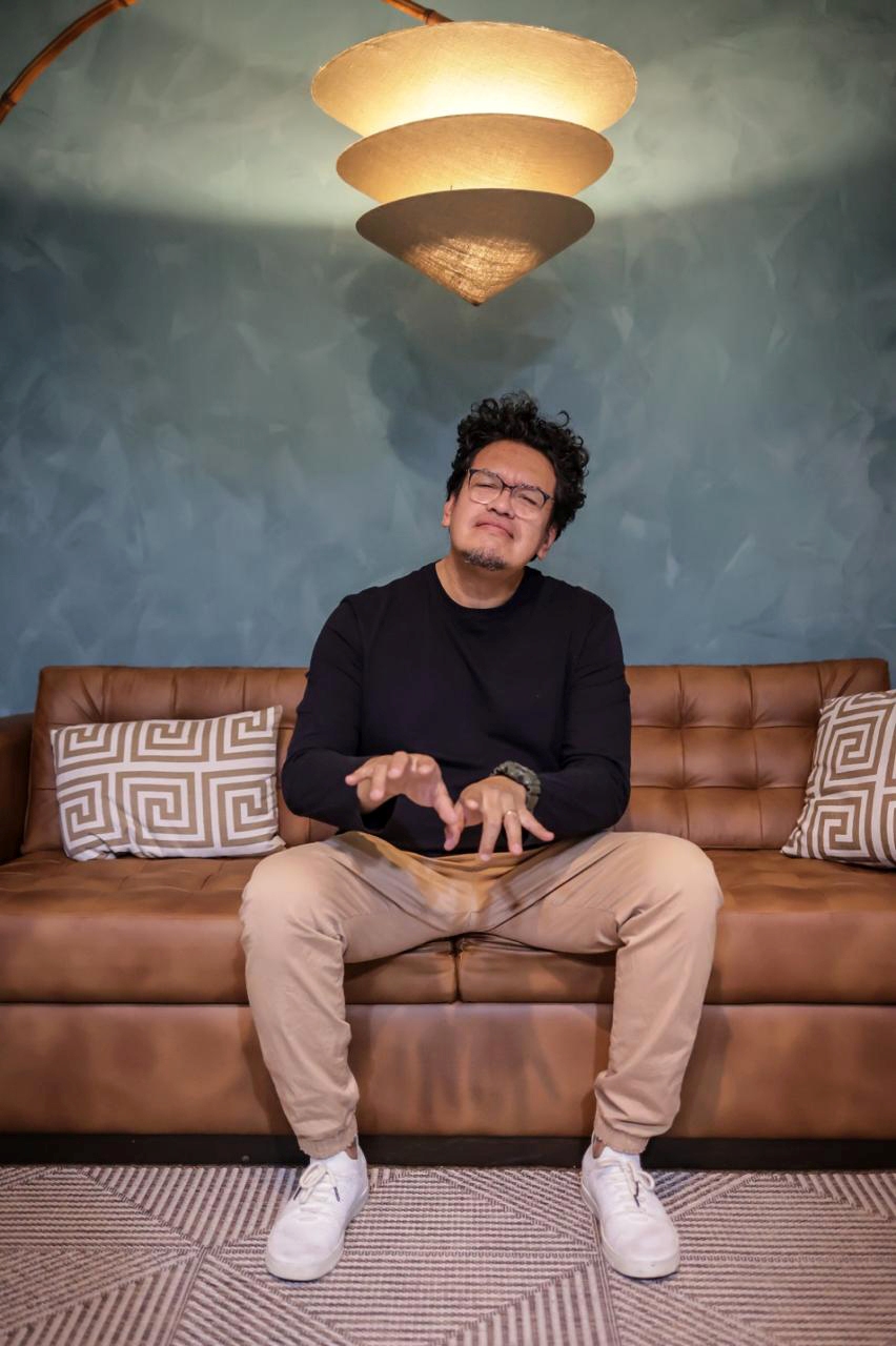 A noite será encerrada com uma apresentação musical no foyer da ASL, comandada por Otávio Neto cantor, produtor e diretor musical campo-grandense