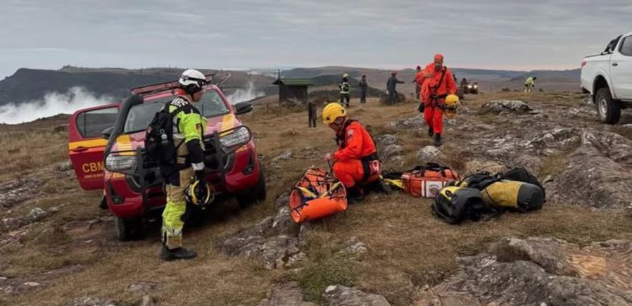 Equipe do Corpo de Bombeiros atua nas buscas por criança em cânion em Cambará do Sul: ela foi encontrada morta, por volta das 23h de quinta-feira.