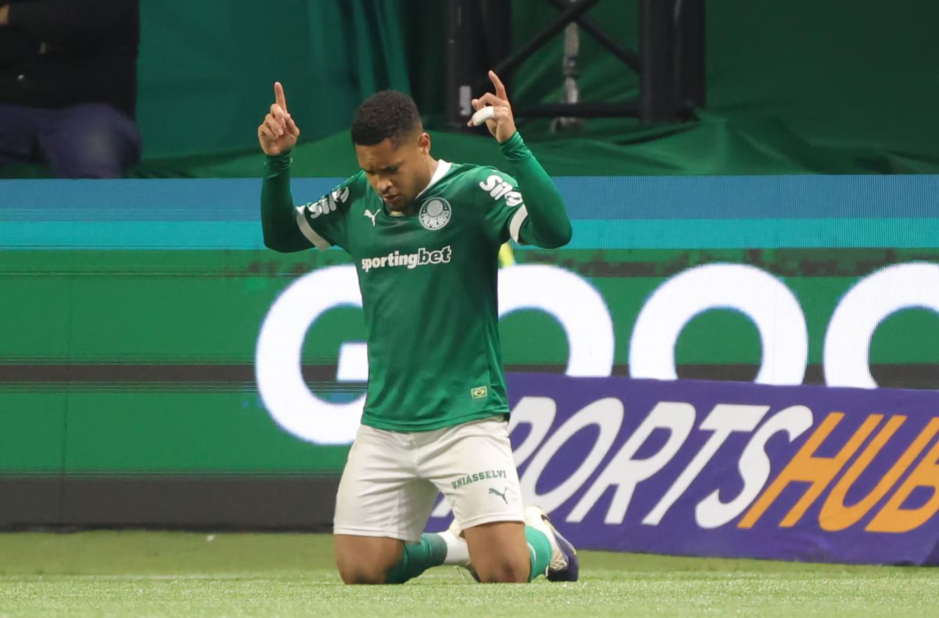 Vitor Roque fez boa partida contra o Atlético-MG.