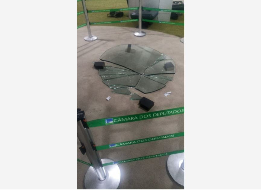 Mesinha da Câmara acabou destruída no meio da confusão.
