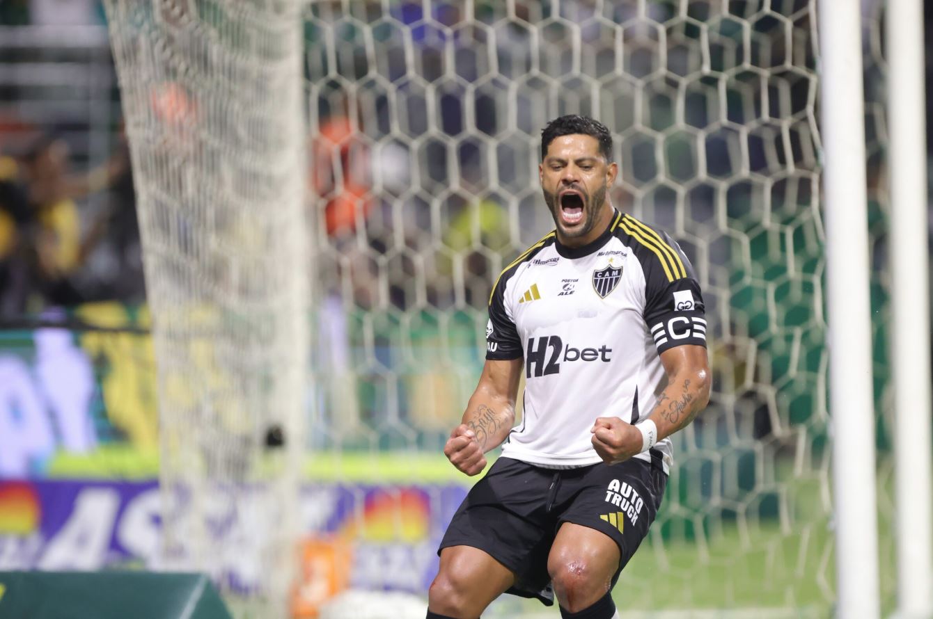 Hulk marcou dois gols de falta contra o Palmeiras. 