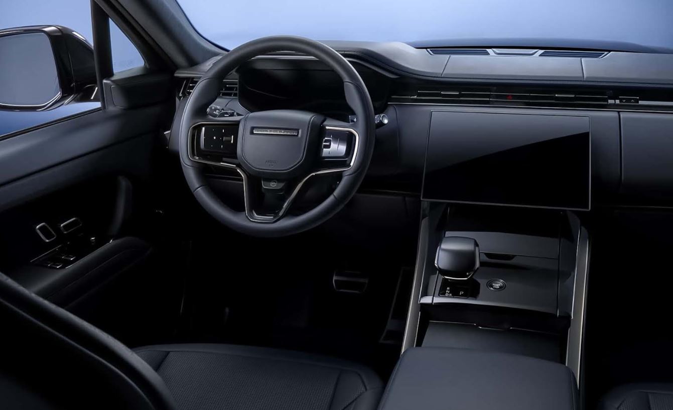Por dentro, o carro continua com tons escuros e poucos detalhes prateados. Tudo foi feito para passar uma imagem de elegância e exclusividade.