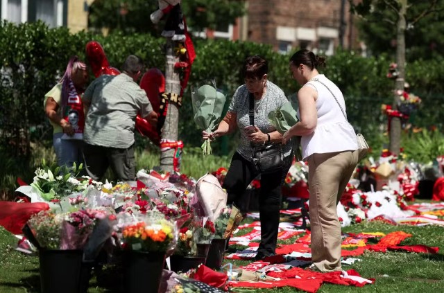Torcedores do Liverpool deixam flores em frente ao estádio do clube inglês em homenagem ao jogador Diogo Jota 