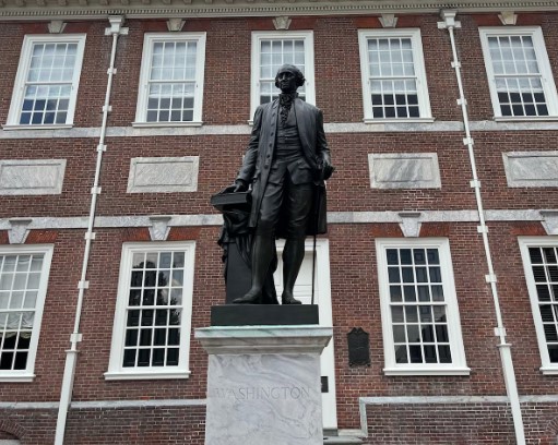 Estátua de George Washington em frente ao Independence Hall 