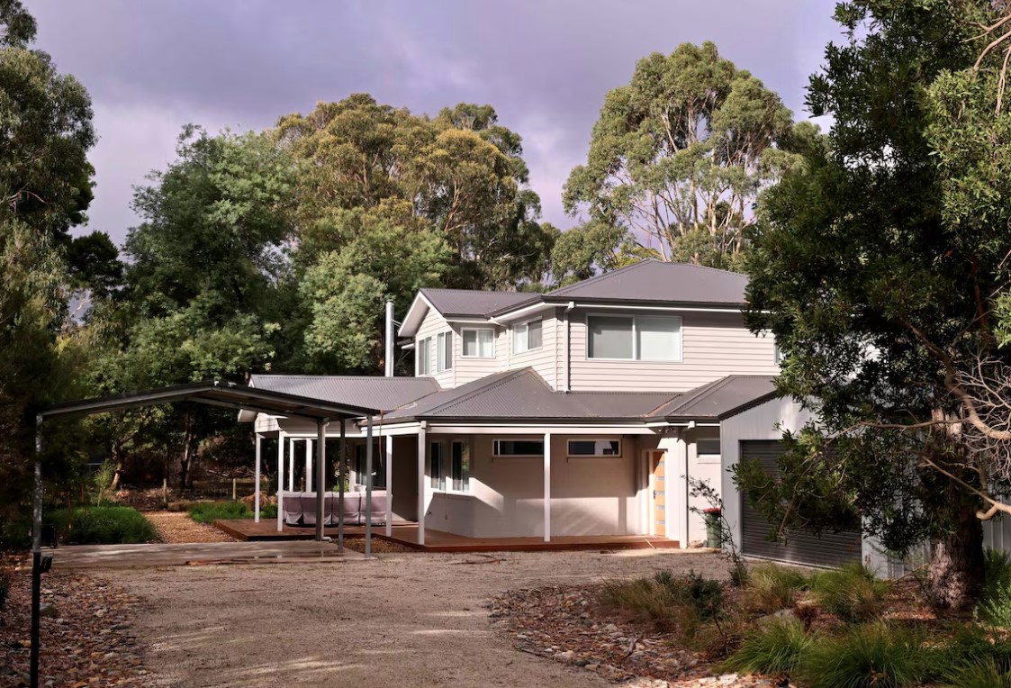 Casa onde o crime aconteceu fica em Leongatha, na Austrália. Almoço começou com brincadeiras e orações