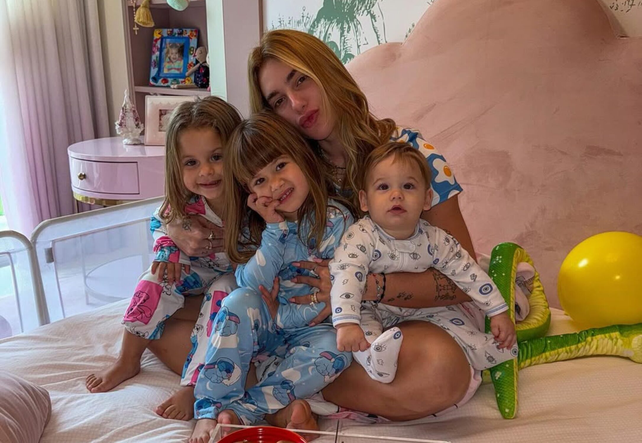 Virginia com seus três filhos: Maria Flor, Maria Alice e José Leonardo
