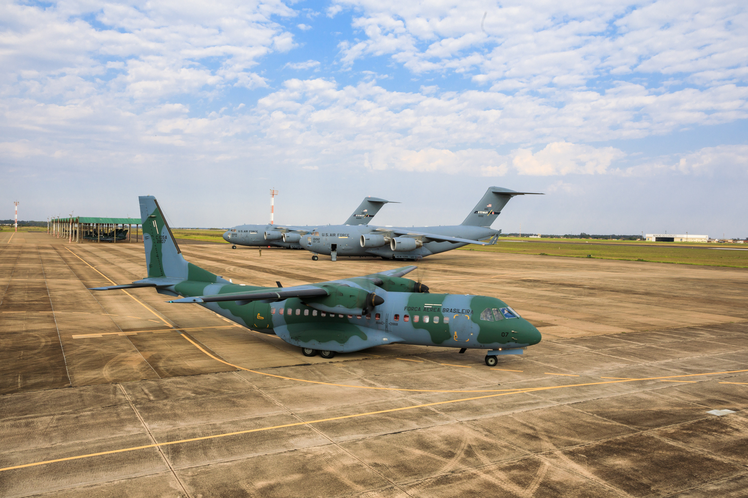 C-130 Hércules da FAB estacionado na pista da Base Aérea de Campo Grande (MS), onde ocorre o exercício militar conjunto.