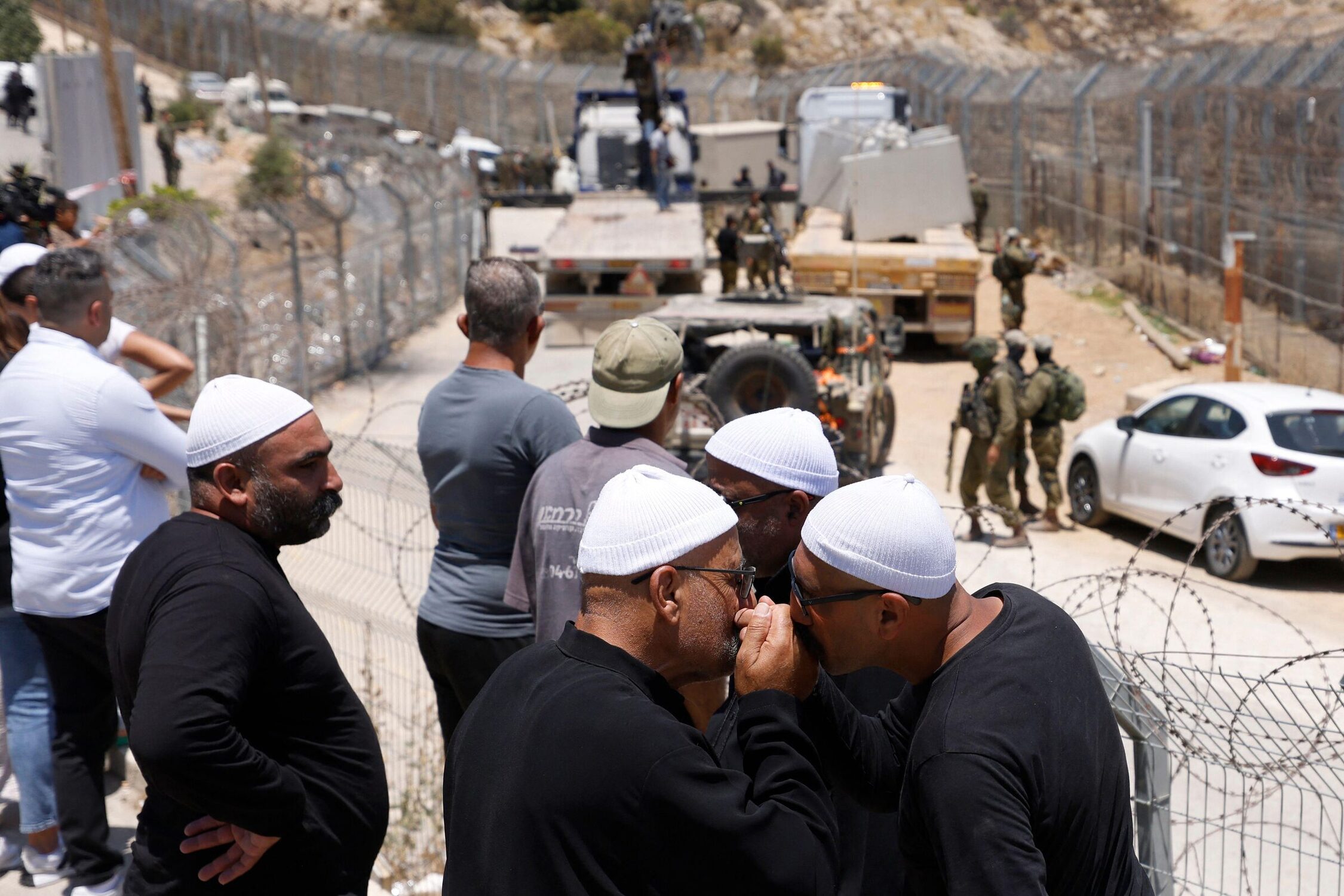 Drusos conversam na fronteira entre Israel e a Síria