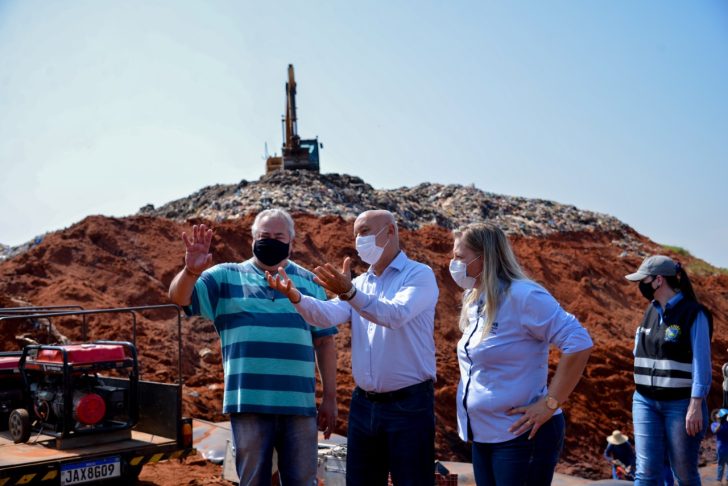 Equipe da AGEMS inspeciona área de descarte de resíduos sólidos em Sidrolândia; cidade passa a integrar grupo de 38 municípios com regulação estadual do serviço  Foto: Divulgação/AGEMS