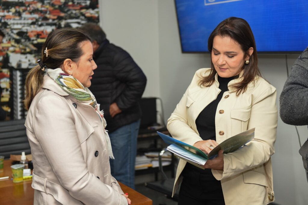 Adriane Lopes e a pró-reitoria, Erika Kaneta Ferri