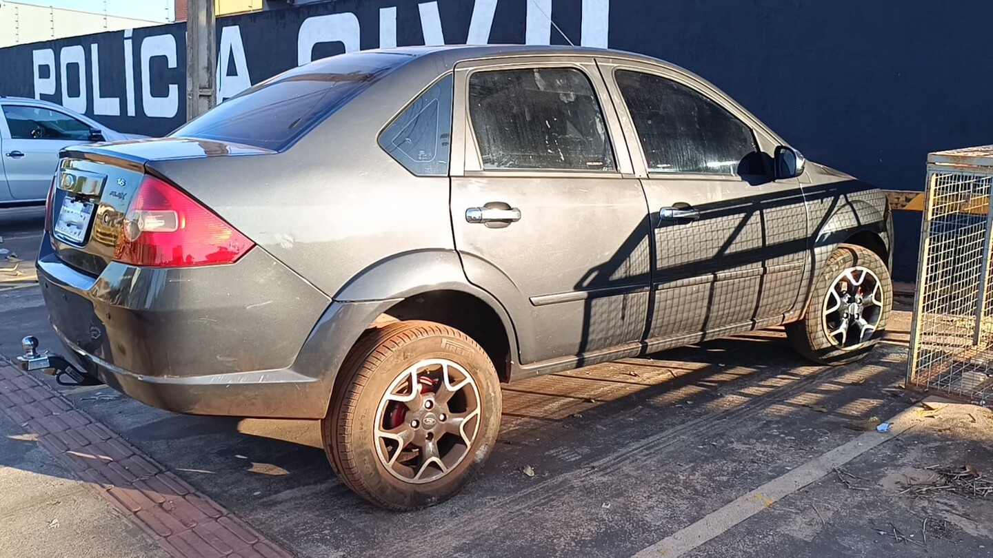 O carro onde foi encontrado a droga é um Ford Fiesta Prata 